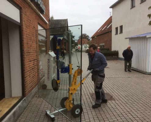 Isætning af butiksvindue